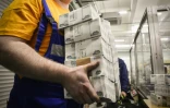 Un employé dans l'usine Gosnak de fabrication de billets de roubles, à Moscou le 11 juillet 2019