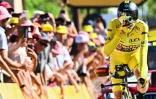 Le Danois Jonas Vingegaard, 2e du contre-la-montre de la 20e étape du Tour de France, entre Lacapelle-Marival et Rocamadour, derrière son coéquipier et maillot vert, le Belge Wout van Aert, le 23 juillet 2022
