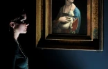 Une femme devant "la Dame à l'hermine" le 7 novembre 2011 à la National Gallery à Londres