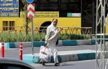 Une Iranienne traverse une rue sur la place Enghelab (Révolution), à Téhéran, le 24 juin 2025