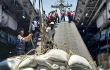 Photo diffusée par le ministère indien des Affaires extérieures, le 5 avril 2025, montrant le déchargement au port de Thilawa de cartons d'aide alimentaire offerts par l'Inde à la Birmanie, frappée par un tremblement de terre le 28 mars 