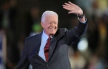 L'ex-président américain Jimmy Carter salue la foule à la convention nationale du Parti démocrate, à Denver (Colorado), le 25 août 2008