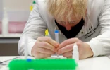 Le Premier ministre britannique Boris Johnson visite un site scientifique à Porton Down près de Salisbury, le 27 novembre 2020