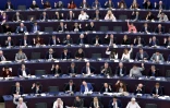 Des membres du Parlement européen participent à un vote lors d'une session plénière à Strasbourg, le 8 octobre 2025