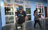 Des personnes sortent avec leurs courses d'un marché de quartier" à La Havane, le 5 octobre 2026 à Cuba