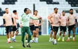 Unai Emery (g) dirige une séance d'entraînement des Villans à Istanbul le 19 mai 2026 en Turquie, à la veille de la finale de la Ligue Europa contre Fribourg