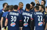 L'entraîneur de la France Didier Dinart (C) conseille ses joueurs lors de la demi finale de l'Euro face à l'Espagne à Zagreb le 26 janvier 2018