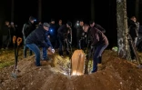 Des migrants enterrent le 15 novembre 2021 un Syrien de 19 ans qui s'est noyé en tentnt de traverser une rivière à la frontière entre le Bélarus et la Pologne.