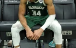 Giannis Antetokounmpo des Milwaukee Bucks abattu après la défaite contre le Miami Heat dans le match 5 du 1er tour des play-offs en NBA, synonyme d'élimination des Bucks le 26 avril 2023 à Milwaukee