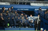 Joueurs et staff technique du PSG autour du coach Mauricio Pochettino (C), lors de la réception du FC Lorient auParc des Princes, le 3 avril 2022 