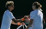 Poignée de mains entre Sacha Zverev (à droite) et Gabriel Diallo après leur match à Melbourne, le 18 janvier 2026  
