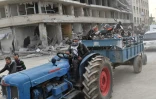 Des supplétifs syriens des forces turques transportent des motos récupérées dans des actes de pillage après la prise de la ville kurde d'Afrine, dans le nord-ouest de la Syrie, le 18 mars 2018