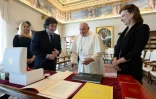 Le pape François et le président argentin Javier Milei échangent des cadeaux lors d'une audience privée au Vatican, le 12 février 2024