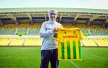 Le nouvel entraîneur du FC Nantes, Raymond Domenech, pose avec le maillot du club, le 31 décembre 2020 au stade de La Beaujoire
