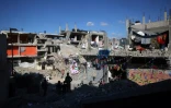 Décorations pour le ramadan sur des bâtiments détruits à Khan Younès, dans le sud de la bande de Gaza, le 28 février 2025