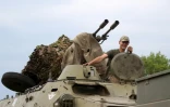 Un soldat ukrainien sur un tank dans la région de Donetsk, est de l'Ukraine, le 14 juin 2022
