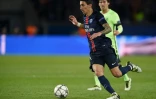 Le milieu du PSG Angel Di Maria s'échappe avec le ballon en Ligue des champions face à Manchester City, le 6 avril 2016 au Parc des Princes