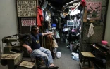 Un cordonnier attend des clients au marché "Roberto Huembes" de Managua, le 14 juin 2018