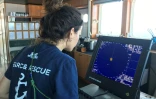 Une membre de l'ONG SOS Méditerranée surveille un écran radar à la recherche d'embarcations de migrants, le 17 août 2019 à bord du navire Ocean Viking