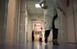 Des soignants dans un couloir de l'hôpital Tenon le 9 novembre 2010 à Paris
