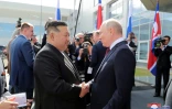 Photo de l'agence KCNA prise le 13 septembre 2023 du président russe Vladimir Poutine (D) qui salue le dirigeant nord-coréen Kim Jong Un (G) au Cosmodrome de Vostotchny