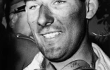 Le pilote automobile britannique Stirling Moss le 1er mai, 1955, après sa victoire aux Mille Miglia de Brescia (Italie)