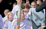 La ministre des Sports et des Jeux olympiques et paralympiques Amélie Oudéa-Castera (D) et Emmanuelle Assmann (G), porteuse de la flamme paralympique, le 25 août 2024 à Coquelles dans le Pas-de-Calais