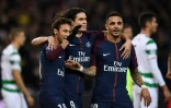 L'attaquant Edinson Cavani (c) est congratulé par ses équipiers après un but face à Glasgow en C1 au Parc des Princes, le 22 novembre 2017