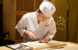 Mizuho Iwai, apprentie dans le restaurant Onodera à Tokyo s'applique à faire des sushis dans le cadre de son apprentissage, le 27 novembre 2019