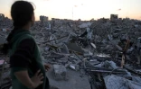 Une fille se tient au milieu des décombres à Jabalia, dans le nord de la bande de Gaza, le 14 avril 2025
