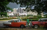 Les accords entre Starwood et les autorités cubaines sont les premiers grands marchés conclus par un groupe américain sur l'île depuis la révolution du 1er janvier 1959. 
L'hôtel Sheraton le 28 juin 2016 à La Havane
