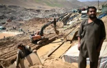 Des mineurs afghans travaillent sur une montagne, dans la zone de Shiwa, en Afghanistan, le 28 juillet 2026