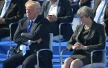 Le président américain Donald Trump (g) assis au côté de la Première ministre britannique Theresa May, à Bruxelles, le 25 mai 2017