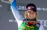 L'Américaine Mikaela Shiffrin célèbre sa victoire dans le slalom géant de Coupe du monde de Sölden, en Autriche, le 23 octobre 2021