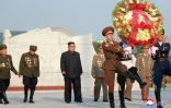 Le dirigeant nord-coréen Kim Jong Un s'est rendu le 26 juillet 2018 au "cimetière des  martyrs de la Grande guerre de libération de la mère patrie", nom donné au Nord à la guerre de Corée, pour le 65e anniversaire de l'armistice. AFP PHOTO/KCNA VIA KNS