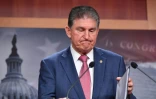 Le sénateur démocrate Joe Manchin lors d'une conférence de presse au Capitole de Washington, le 1er novembre 2021