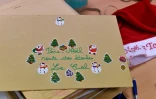 Les lettres, surtout celles des petits, regorgent de dessins de fleurs, de Père Noël sur son traîneau, de collages