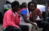 Des migrants le 14 juin 2018 près de la gare de Vintimille, dans le nord de l'Italie, à proximité de la frontière avec la France