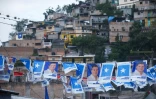 Des affiches électorales du président sortant Juan Orlando Hernandez avant les élections présidentielles, le 23 novembre 2017 dans un quartier de Tegucigalpa, au Honduras