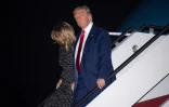 Le président américain Donald Trump et son épouse Melania Trump à leur arrivée à l'aéroport de Palm Beach, le 23 décembre 2020, pour se rendre à Mar-a-Lago où ils passeront les fêtes de fin d'année