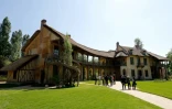 Le Hameau de la Reine, construit pour Marie-Antoinette entre 1783 et 1787, après restauration, le 4 mai 2018 à Versailles