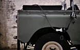 Mise en charge d'une Land Rover Series 2a après la transformation de son moteur en moteur électrique, dans l'atelier de London Electric Cars, le 6 mai 2022 à Londres