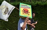 Manifestants demandant l'interdiction de l'herbicide glyphosate le 17 août 2017, à Foix, en Ariège