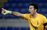 Le gardien de la Juventus Turin Gianluigi Buffon donne des instructions à ses équipiers lors de la finale de la Coupe d'Italie, le 17 mai 2020 à Rome