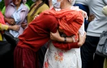 Des personnes pleurent leurs proches disparus devant une morgue à Chitwan, au Népal, le 31 août 2026, après une crue dévastatrice