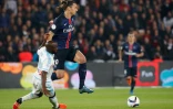 L'attaquant parisien Zlatan Ibrahimovic déborde Lassana Diarra, lors du dernier classique PSG-OM au Parc des Princes, le 4 octobre 2015