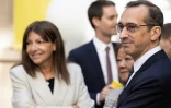 Le sénateur socialiste Rémi Féraud (à droite) et la maire de Paris Anne Hidalgo, le 19 mai 2025 dans la capitale