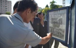 Des habitants lisent, Ă Pyongyang, une coupure de presse relatant la rencontre entre Donald Trump et Kim Jong Un, le 1er juillet 2019