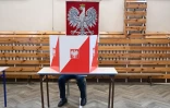 Un homme vote lors des élections européennes à Varsovie, le 9 juin 2024