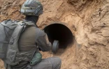 Photo fournie par l'armée israélienne le 21 février 2024 montrant un soldat préparant des explosifs pour détruire l'entrée d'un tunnel utilisé selon les militaires par le Hamas dans la bande de Gaza